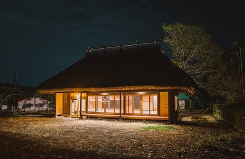 Shintomi House | Chigi Terrace A traditional thatched roof house /Koyu-gun Miyazaki