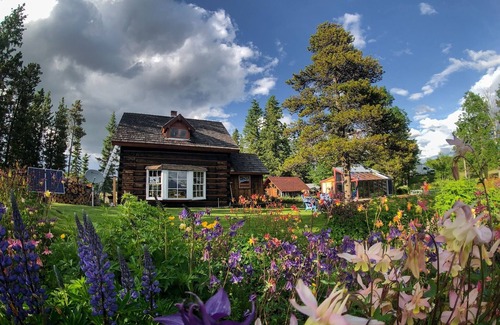 Chilcotin Cabin | Chilcotin Sunrise Chalet Lakefront Cabin Retreat With Stunning Mountain Views