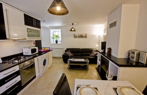 Penela Apartment | Child and pet friendly apartment with open plan lounge, kitchen and dining area.