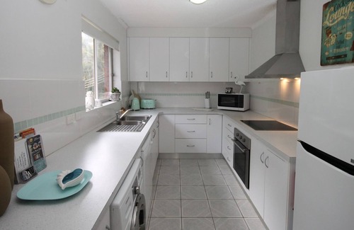 Forster Apartment | CHILL-OUT BEACHSIDE * coastal cool on Main Beach. Stroll to cafes, shops & lake!