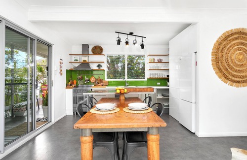 Shoal Bay Apartment | Chill-out Boutique Couples Retreat
