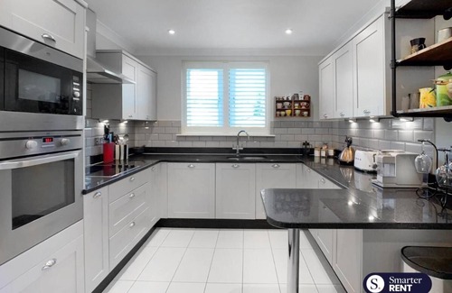 Woking House | Chobham - 3 Bedroom Townhouse W/Garden & Parking