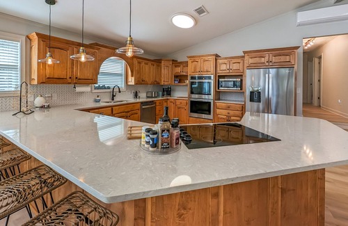 Clinton House | Choctaw Bay Getaway ~ lakefront + pool