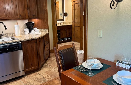 Gatlinburg Apartment | Christmas in the Smokies! Spacious 2- bedroom apartment in fabulous Gatlinburg