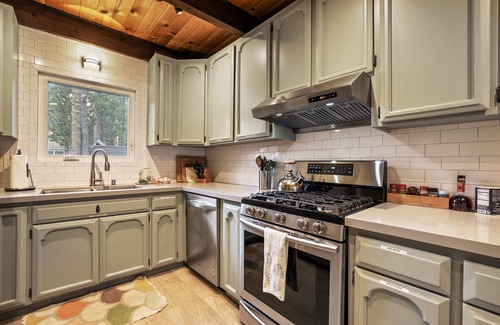 Tahoe Paradise Cabin | Christmas Valley Chalet - Cute little cabin in the woods