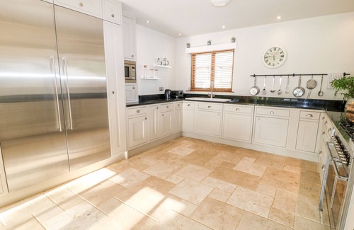 Broadwoodkelly Cottage | CHURCH BARN, pet friendly, character holiday cottage in North Tawton