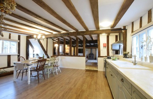 Cookley Cottage | CHURCH FARMHOUSE, COOKLEY, pet friendly, with open fire in Halesworth