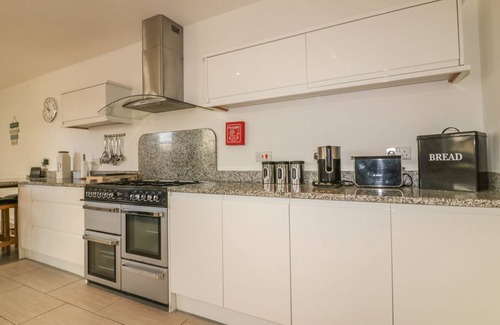 Newquay City Centre Cottage | CHY-AN-BRAE, pet friendly, country holiday cottage in Newquay
