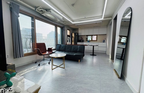 Seongsu Apartment | 칠Seongsu Station Jungnangcheon Cherry Blossom Road Han River airport bus
