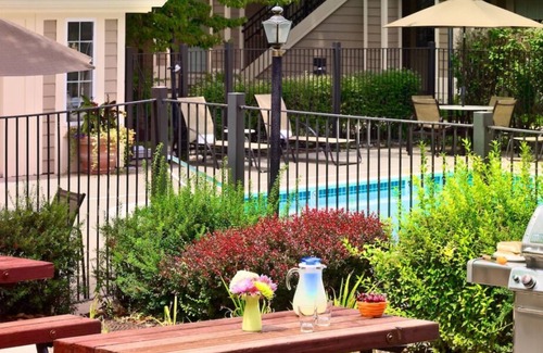 Sharonville House | Cincinnati Getaway! 2 Spacious Units, Full Kitchen, Pool, FREE Parking & Bfast!