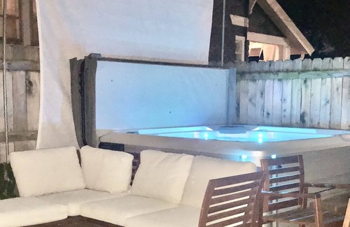 Roselawn Finance House | Cincinnati Oasis Hot Tub/Pool