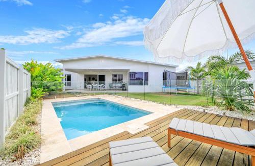Innes Park House | Cinema Pool Pets 4b2b Bargara Headlands