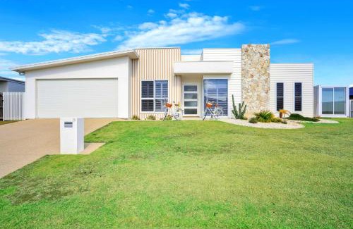 Innes Park House | Cinema Pool Pets 4b2b Bargara Headlands