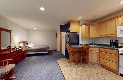 North Lake George Hotel | Circle Court Motel