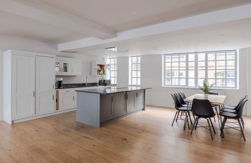 Clerkenwell Apartment | Circus of Colour - Farringdon - by Frankie Says