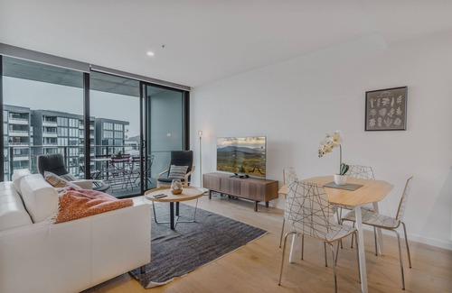 City West Apartment | City Center High-Rise Apartment with Parking