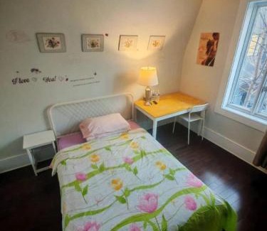 Sandy Hill House | City center room near Universty,canal,train station