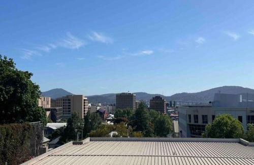 Battery Point Apartment | City fringe modern apartment with car parking