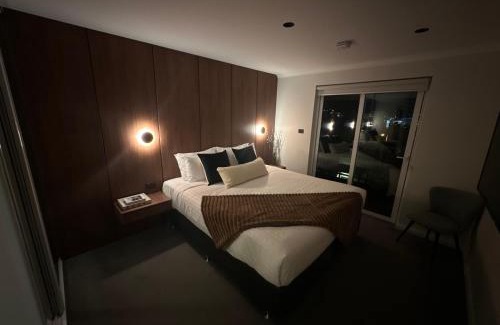Battery Point Apartment | City fringe modern apartment with car parking