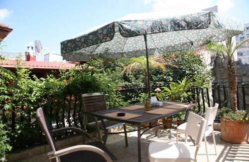 Dorobanti Bed & Breakfast | City Garden Rooms and Apartments