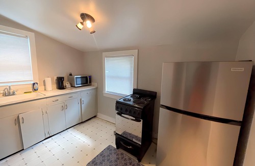 Glen Iris Apartment | City Lights UAB Cozy 1-Bedroom Getaway