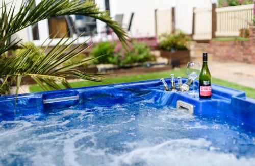 Penylan House | City Retreat, Spacious 4 Bed House, Games Room, Parking, Hot Tub & BBQ
