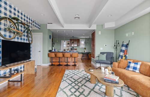 South Side Slopes House | City Skyline - Outside decks - Contemporary