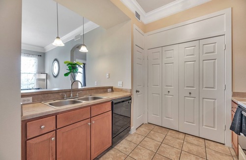 Washington Ave./ Memorial Park Condo | City View & Poolview Apartment With Full Kitchen 2 Bedroom Apts by Redawning