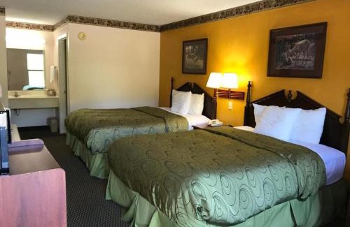 Warren Hotel | Clairmont Inn & Suites - Warren