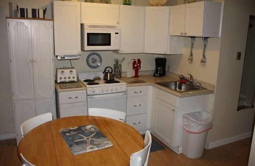 Camp Ellis Cottage | Clamshell Cottage Saco Maine , pet friendly ,Close to beach ,ocean View