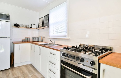 Currarong Cottage | Clara's Coastal Cottage - Pet Friendly - 1 Min Walk to Beach