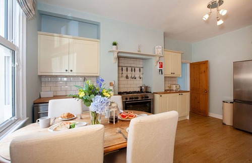 West Cliff Cottage | Clarence Cottage 2 Bedroom Cottage in Whitby
