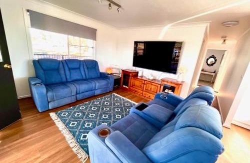 Clarendon House | Clarendon Cottage, near Lowood , Fernvale, right on the BVRT