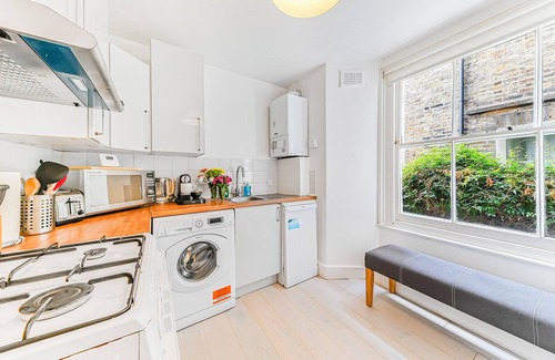 Queen's Park Apartment | Classic 2bed Victorian Central London Retreat