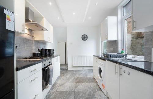 Thornaby On Tees Apartment | Classic 4-Bedroom Retreat close to Infinity Bridge