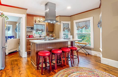 Kennebunkport Apartment | Classic apartment in the heart of town - walk to beaches/eateries