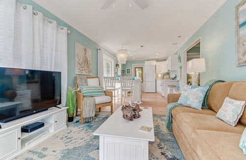 Central Naples House | Classic Beach-Style Cottage