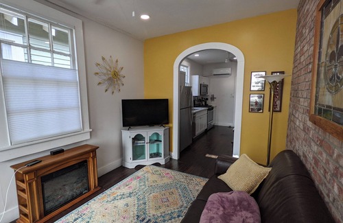 Touro Apartment | Classic Cozy 1-bedroom Uptown Shotgun w/Patio in New Orleans