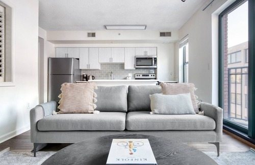 Logan Circle Apartment | Classic Logan Circle 1BR w/Gym, W/D & Pool, walk to bars, by Blueground