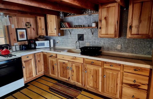 Mount Vernon Cabin | Classic Maine Lake Cottage, 25ft from lake shore!