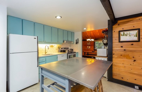 Overlook Park House | Classic Pole House Cabin, Free WiFi, Gas BBQ - POLE09
