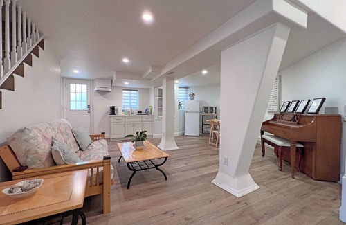 Millbrae House | Classy 2B2B Ground Unit w/AC, Deck and Private Baths near Millbrae Downtown 610