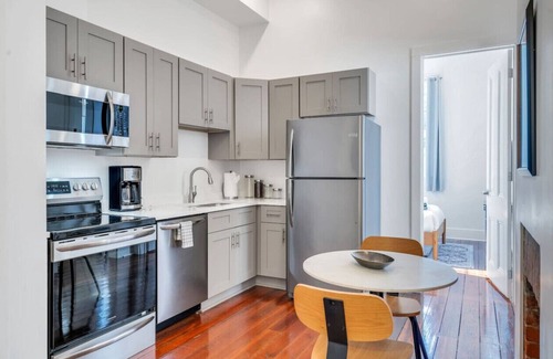 East Riverside Apartment | Classy Magazine St Apartment | Parking + Laundry