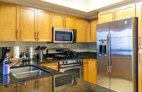 Aurora Highlands Condo | Classy| Mins to DC| Gym l Pool l |Work Space