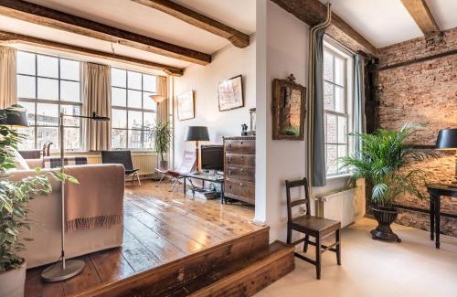 Burgwallen Nieuwe Zijde House | Classy Room 17th C Canalhouse