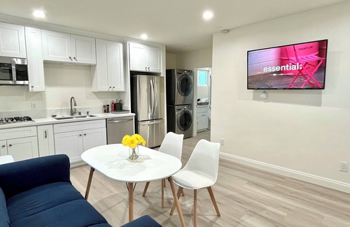 Santa Ana Heights House | Clean 1b1b near Disneyland
