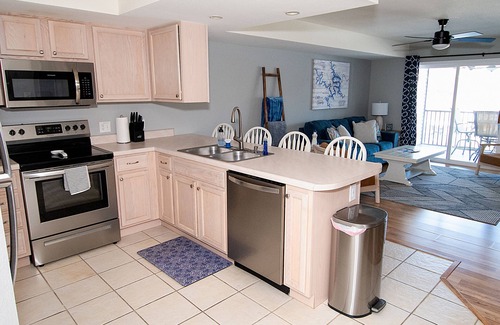 Lakeland Condo | Clean 2BD 2BA Condo w Slip - 5 Minutes to Bagnell Dam! Plus Pool & Swim Dock!