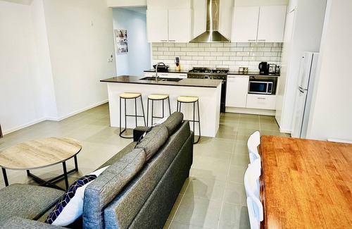 Melbourne Apartment | Clean and airy house in a family friendly neighbourhood. Home office available.