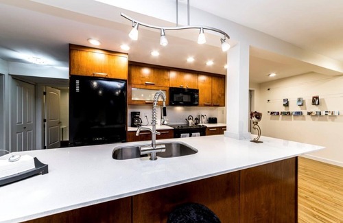 Grouse Woods House | Clean and Beautiful 2-bedroom suite close to Grouse Mountain