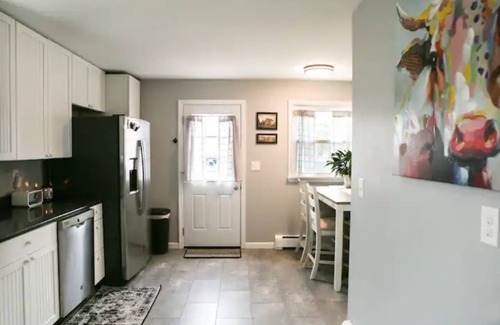North East House | Clean and Cozy 2 BR home blocks away from downtown